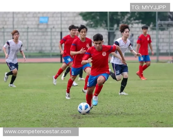 足球明星齐聚运动会展现风采助力青少年体育发展与健康生活