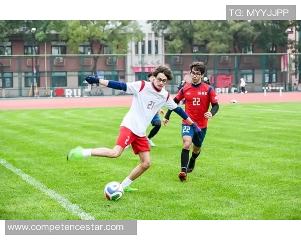 追逐绿茵梦想的足球明星们如何从平凡走向辉煌的励志故事