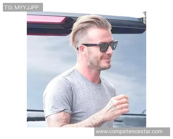 足球明星身穿黑羊毛大衣时尚造型展示引领潮流风尚